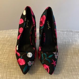Qupid Floral Pumps